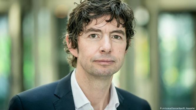 Giáo sư, chuyên gia virus học Christian Drosten, người đầu tiên đề cập đến thuyết Miễn dịch cộng đồng ở Đức