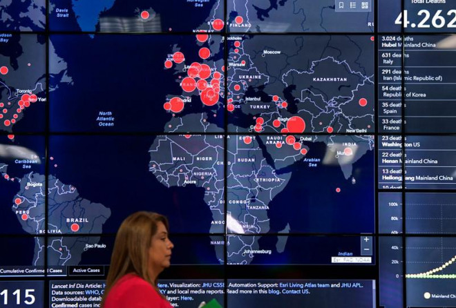 Một phụ nữ đi ngang bản đồ tình hình dịch toàn cầu ở TP Panama, Panama (Ảnh chụp hồi tháng 2-2020). Ảnh: CNBC&nbsp;