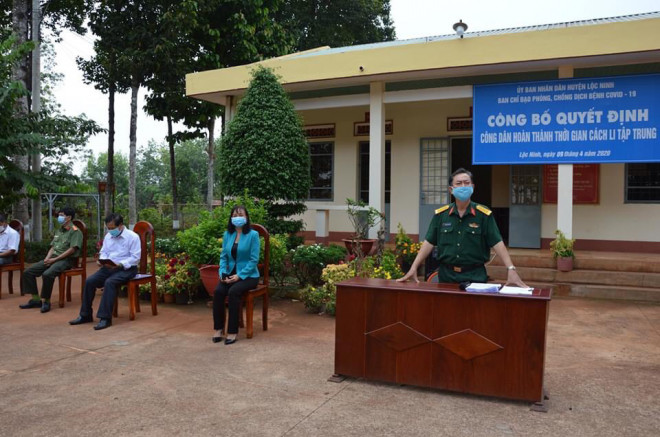 Ban Chỉ đạo phòng chống dịch bệnh Covid-19 huyện Lộc Ninh, tỉnh Bình Phước trong một lần công bố quyết định công dân hoàn thành thời gian cách ly tập trung.