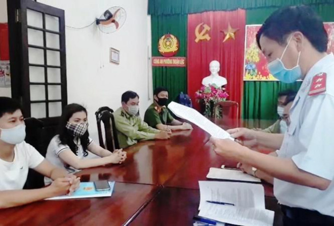 Thanh tra Sở TT&TT tỉnh TT-Huế phối hợp lực lượng chức năng làm việc với những người liên quan đến sự việc xúc phạm, chửi bới khách hàng bằng livestream trên mạng xã hội.