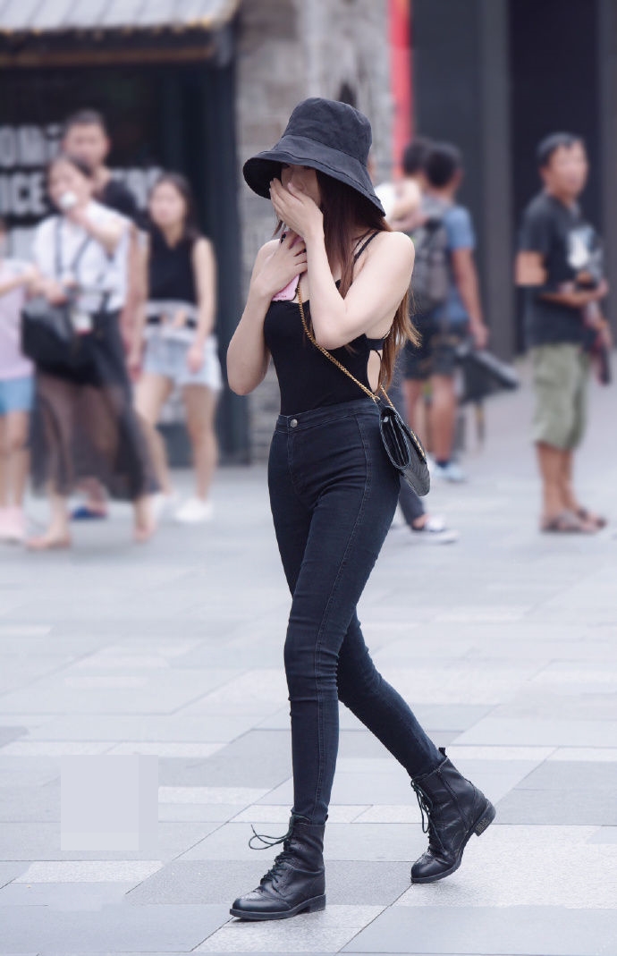 Thiếu nữ Trung Quốc diện áo hở lưng quá đẹp khiến ai cũng ngoái nhìn - 2