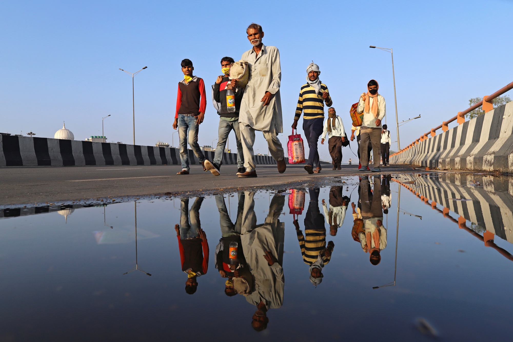 Người dân Ấn Độ đi bộ về quê giữa thời tiết nắng nóng (ảnh: Bloomberg)