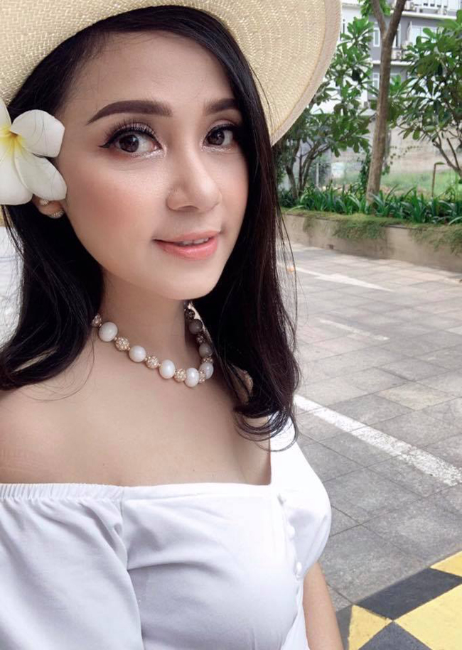 Việt Trinh từng được đánh giá là một tuyệt sắc giai nhân của thế hệ người đẹp ảnh lịch cuối thế kỷ trước. Cho đến bây giờ, sau hơn 20 năm, dù đã bước sang độ tuổi U50, cô vẫn được là một người đẹp không bị ảnh hưởng bởi thời gian.