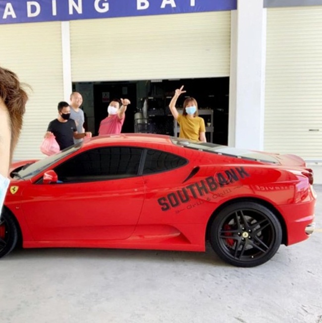 Chiếc xe được dùng giao hàng cho khách là Ferrari F430.