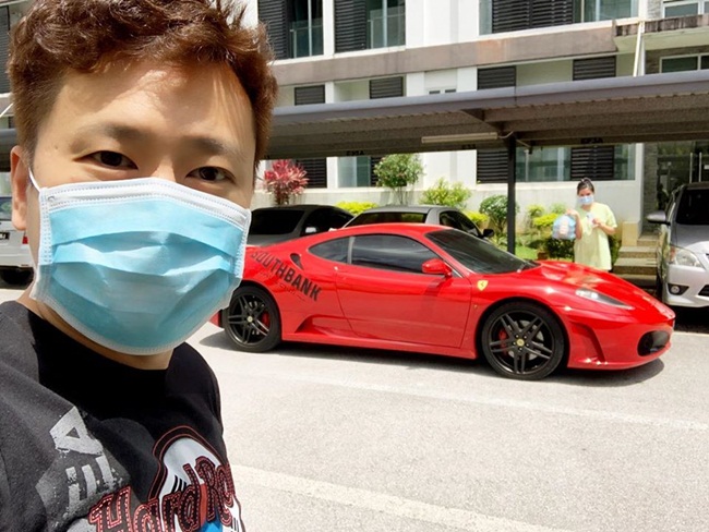 Mỗi ngày có 4 khung giờ giao hàng bằng xe Ferrari và sau 18h sẽ không nhận đặt hàng của khách.&nbsp;Nếu khách muốn đến tận nơi nhận sẽ được giảm 10% trên hóa đơn.