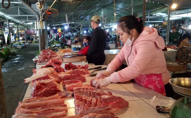 Giá thịt lợn bán tại các chợ dân sinh (quận Cầu Giấy) giá vẫn khá cao