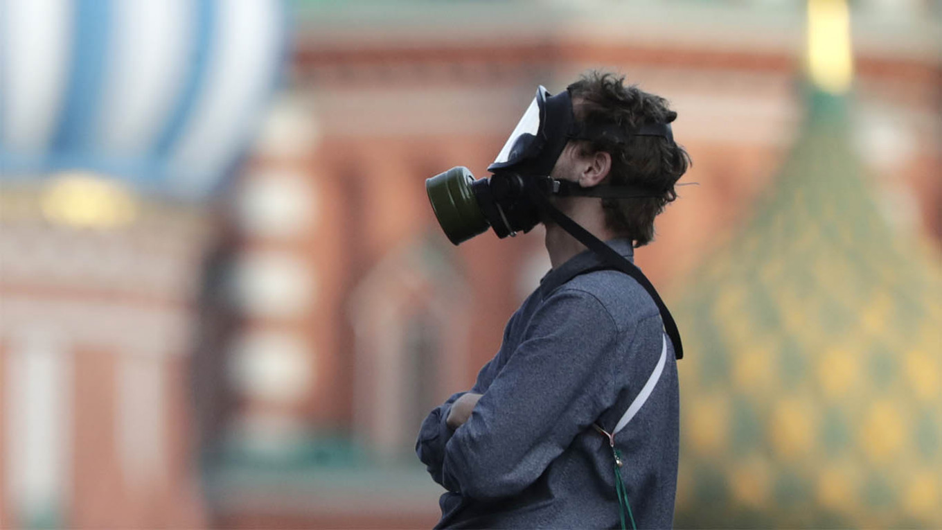 Một người đàn ông đeo mặt nạ phòng dịch Covid-19 ở thủ đô Moscow, Nga. Ảnh: TASS