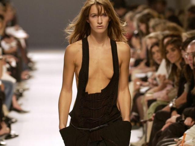 Thời trang - Bộ quần áo công nhân trở thành biểu tượng thời trang và trang phục của thiếu nữ