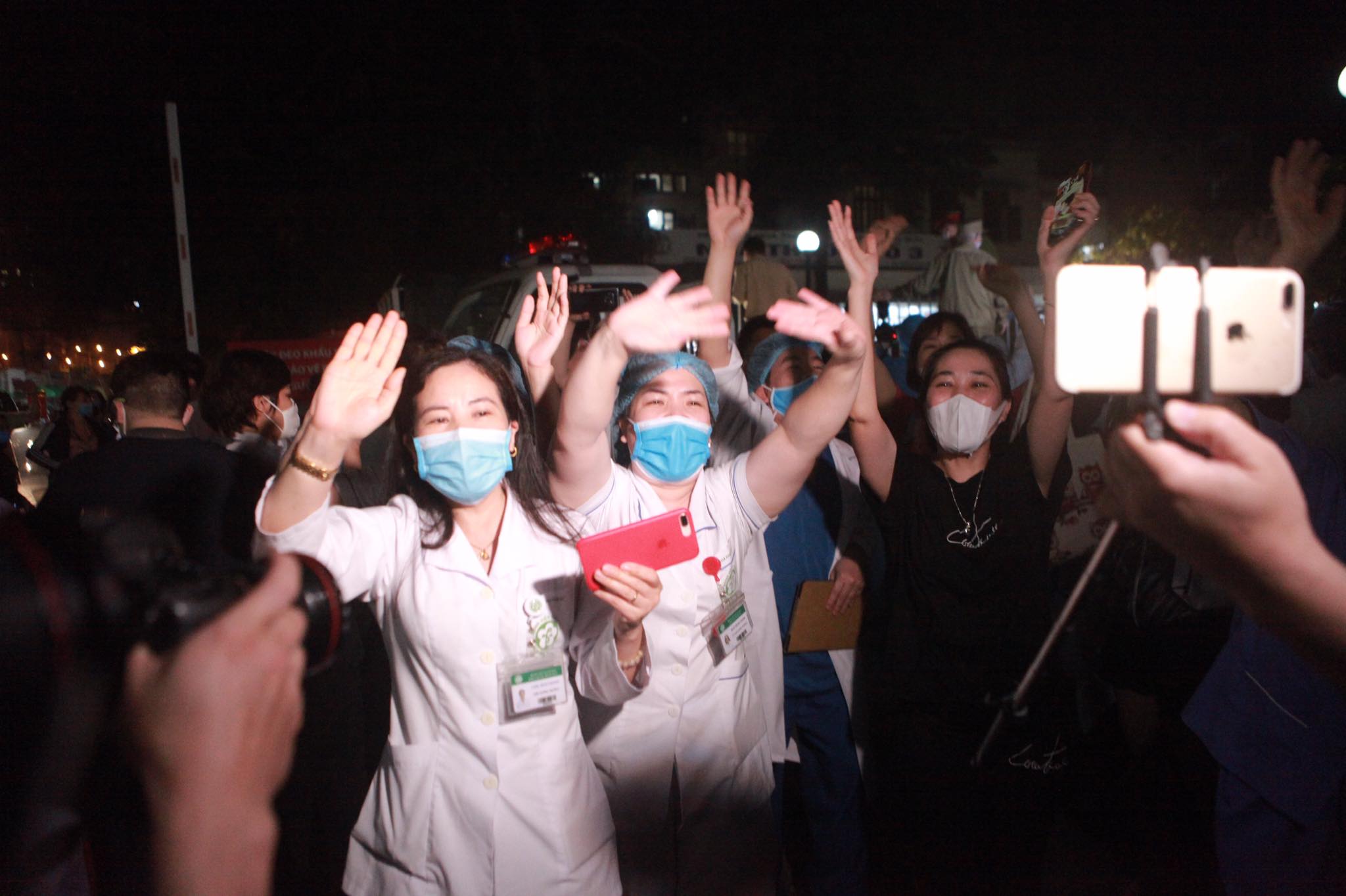 Cán bộ, nhân viên Bệnh viện Bạch Mai vui mừng trước khoảnh khắc lịch sử.