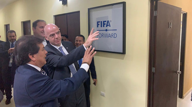 Chủ tịch FIFA Gianni Infantino cam kết hỗ trợ tài chính cho VFF. Ảnh: VFF