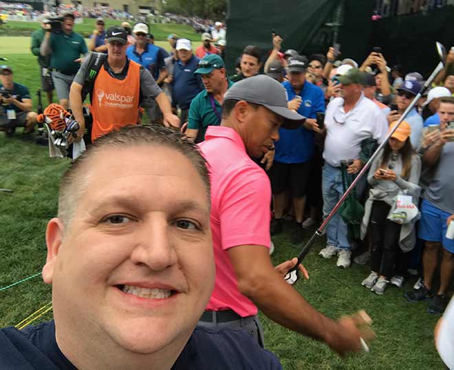 Bức ảnh chụp selfie của Brian Borruso với Tiger Woods ở cảnh nền