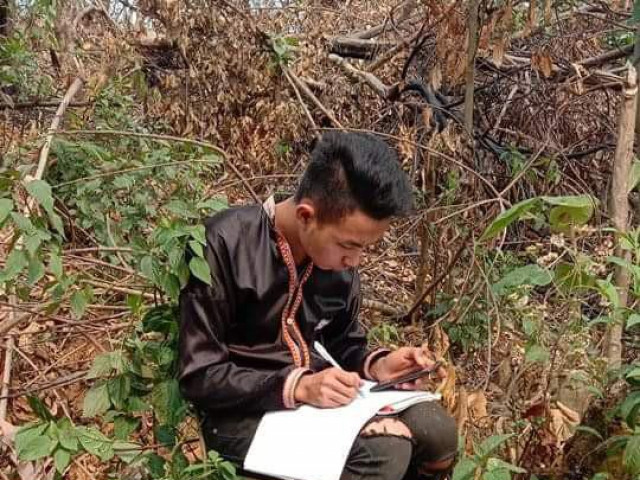 Bạn trẻ - Cuộc sống - Cậu học trò ở lán, đào củ bán lấy tiền mua thẻ điện thoại để học trực tuyến