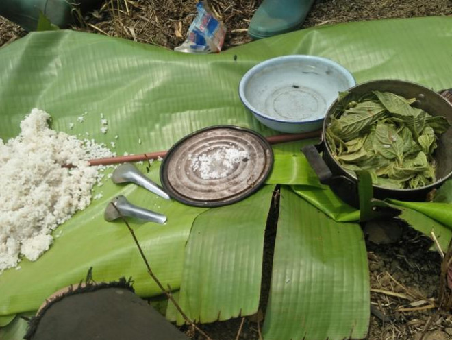 Cậu học trò ở lán, đào củ bán lấy tiền mua thẻ điện thoại để học trực tuyến - 6