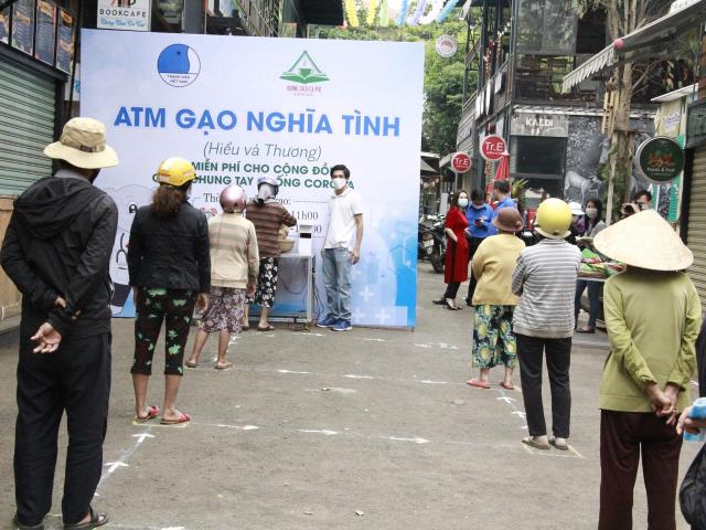 Người nghèo xếp hàng nhận gạo miễn phí từ máy “ATM” nhả gạo ở Đắk Lắk