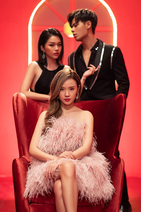 Midu ra mắt MV ca nhạc "Anh nghĩ anh là ai " cách đây vài tháng, mời Linh Ngọc Đàm và Trần Anh Huy đóng