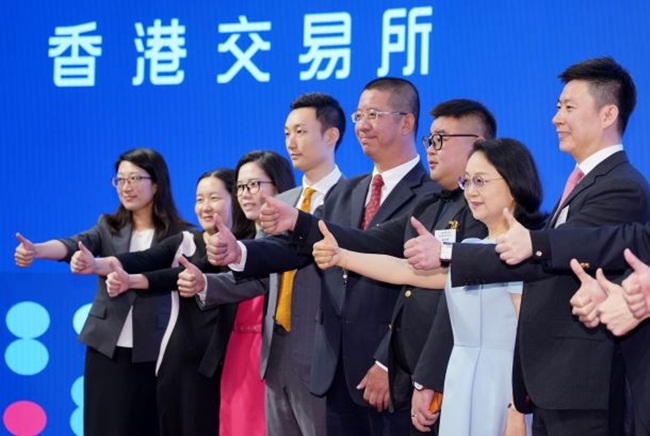 Sau khi chào bán cổ phiếu lần đầu ra công chúng trên sàn chứng khoán Hong Kong hồi năm 2019, bà Zhong đã trở thành người phụ nữ giàu thứ 3 ở Trung Quốc sau 2 nữ đại gia bất động sản là&nbsp;Yang Huiyan và Wu Yajun &#40;thời điểm năm 2019&#41;.