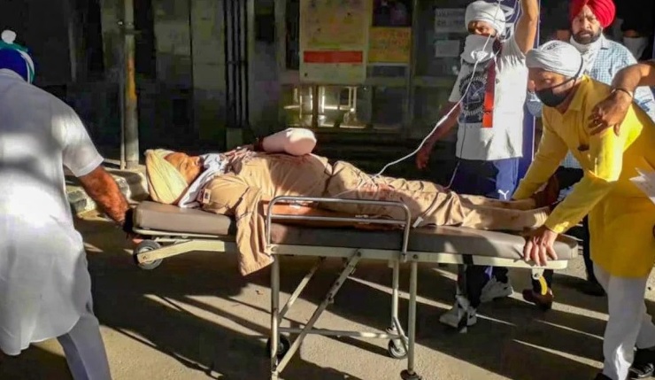 Sỹ quan cảnh sát Ấn Độ bị chém đứt bàn tay.