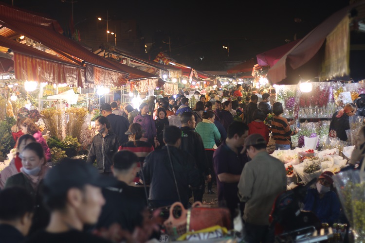 Cảnh tượng lạ chưa từng thấy ở chợ hoa lớn nhất Hà Nội - 9