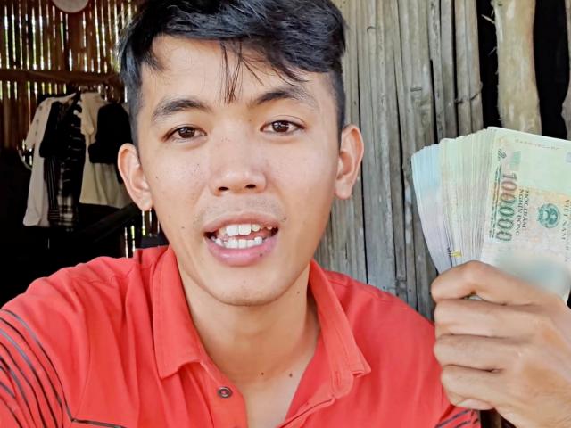 Giải trí - "YouTuber nghèo nhất VN" có động thái bất ngờ sau khi khoe xấp tiền từ YouTube