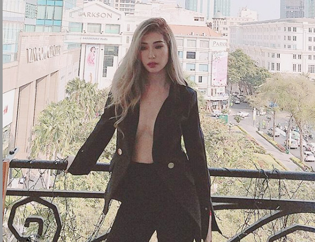 Sau khi chia tay bạn trai, Khổng Tú Quỳnh cũng ăn vận gợi cảm hơn xưa.&nbsp;