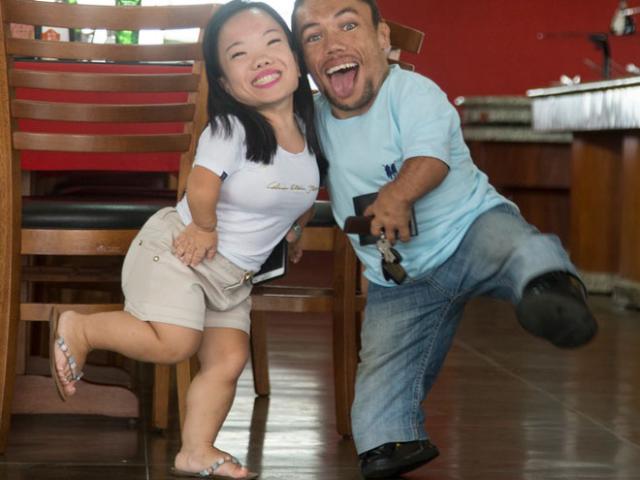 Bạn trẻ - Cuộc sống - Chuyện tình của cặp đôi cao gần 1m nổi tiếng khắp thế giới