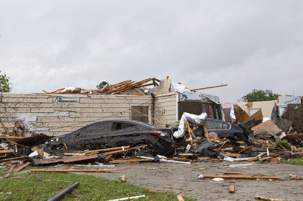 Nhà của một người dân bị tàn phá sau cơn bão và lốc xoáy trong dịch Covid-19 (ảnh: ABC News)