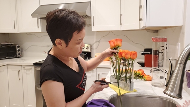 Ông xã Việt Hương chụp lén ảnh vợ đang trổ tài cắm hoa trong nhà bếp. Không gian nhà bếp của nữ danh hài có tông màu trắng sang trọng, rộng rãi.