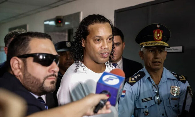 Ronaldinho bị soi mói đời tư: Huyền thoại Real phát biểu bất ngờ - 1