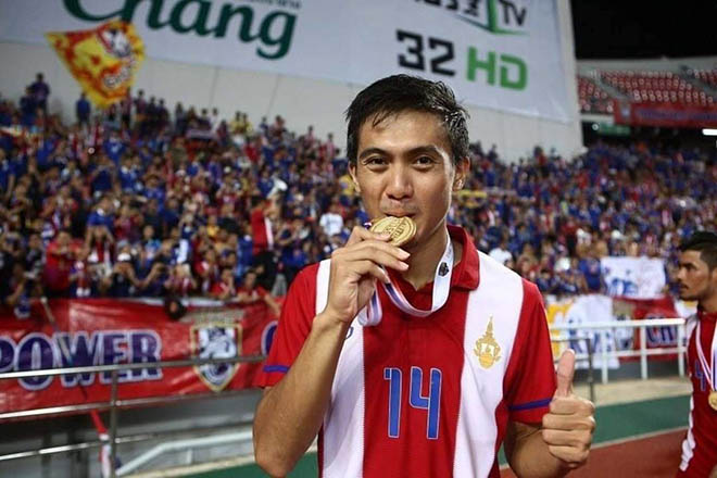 Sarawut Masuk từng cùng ĐT Thái Lan giành 2 chức vô địch AFF Cup liên tiếp vào năm 2014 và 2016