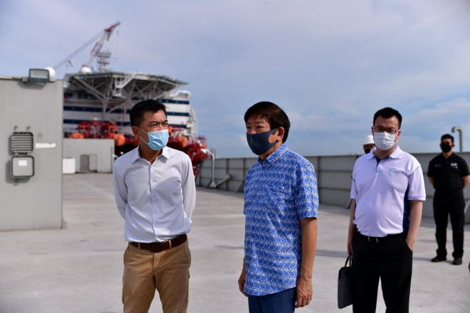 Bộ trưởng Bộ Giao thông Vận tải Khaw Boon Wan thăm một khoang tàu cơ bản hôm 12-4. Ảnh: Reuters