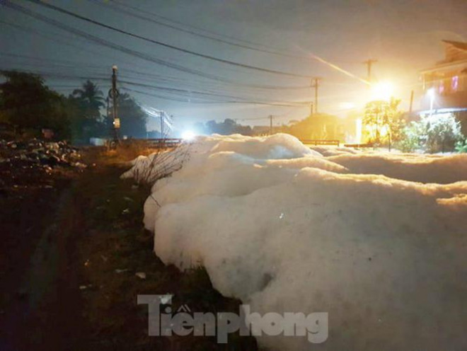 Bọt phủ đặc tại Suối Chợ ở Bình Dương