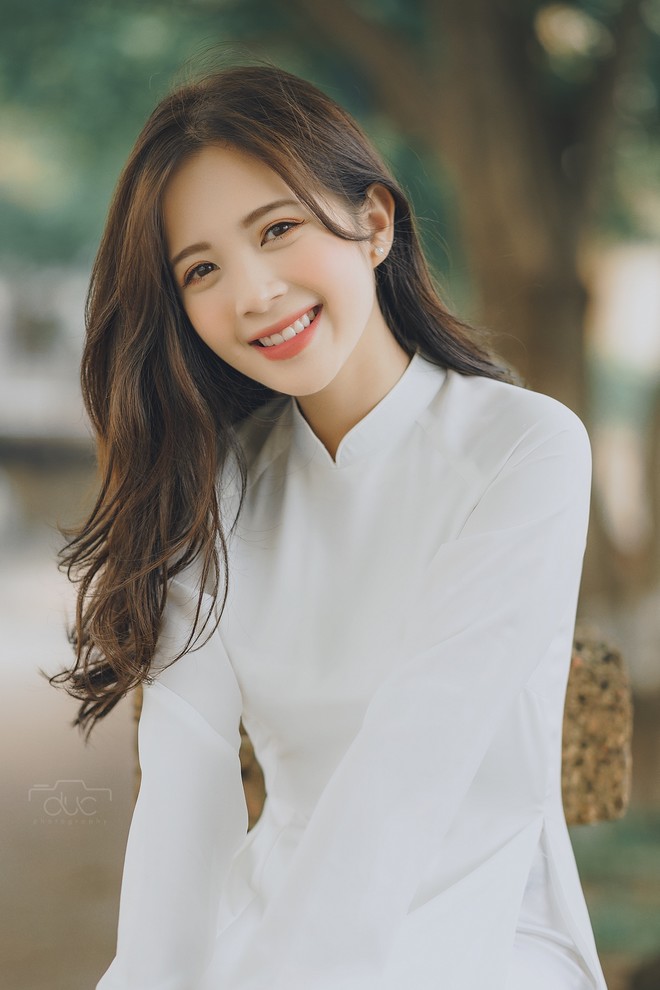 Mới đây,&nbsp;một thiếu nữ Hà thành, cựu sinh viên Đại học Sư phạm Hà Nội đã khiến cộng đồng mạng dành lời khen ngợi với bộ ảnh xinh đẹp trong tà áo dài trắng tinh khôi.