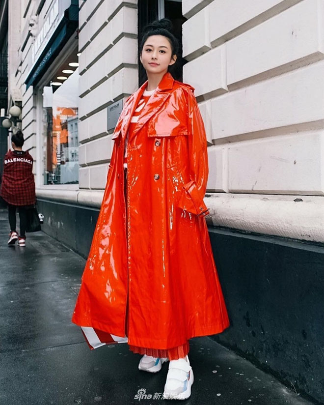 Cụ thể, trả lời phỏng vấn báo chí,
Khâu Thục Trinh chia sẻ rằng: "Thẩm Nguyệt thích làm người mẫu
nhưng tôi luôn nói với con là để cao thêm chút nữa, bây giờ phải
chơi nhiều bóng rổ đã. Tôi nghĩ rằng nếu Thẩm Nguyệt muốn làm mẫu
thì trước tiên phải trở nên xinh đẹp."