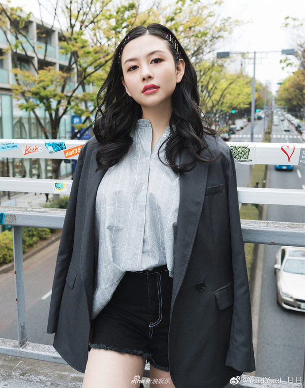 Khâu Thục Trinh và con gái thường đi
xem show thời trang cùng nhau. Tuy nhiên, "nữ hoàng phim 18+" cho
biết, gu của hai người trái ngược nhau, trong khi cô thích phong
cách nữ tính thì con gái thích sự năng động.