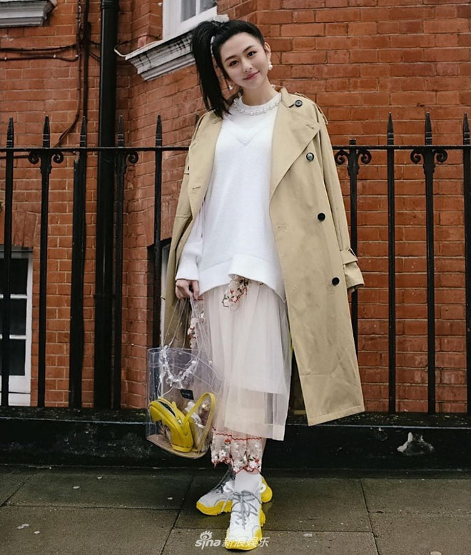 Tờ Elle (Hồng Kông) nhận xét, Thẩm
Nguyệt lớn lên trong gia đình kinh doanh thời trang, nên từ nhỏ đã
thể hiện gu thẩm mỹ riêng, cá tính và hiện đại.