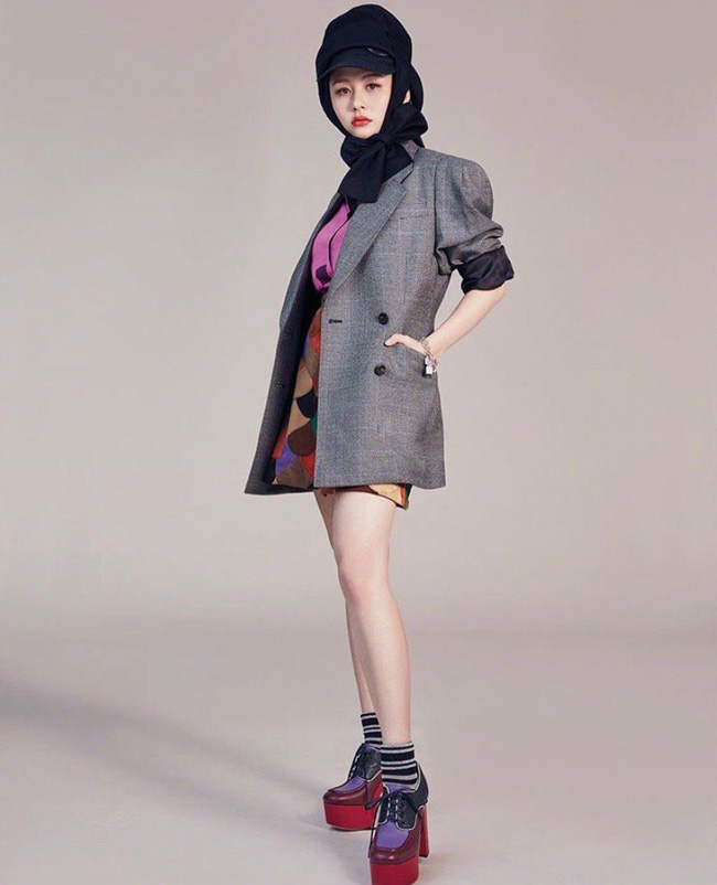 Khâu Thục Trinh tiết lộ Thẩm Nguyệt
thường tự làm stylist cho mình và cô để con được tự do làm điều
này, không can thiệp vào sở thích của giới trẻ ngày nay.&nbsp;