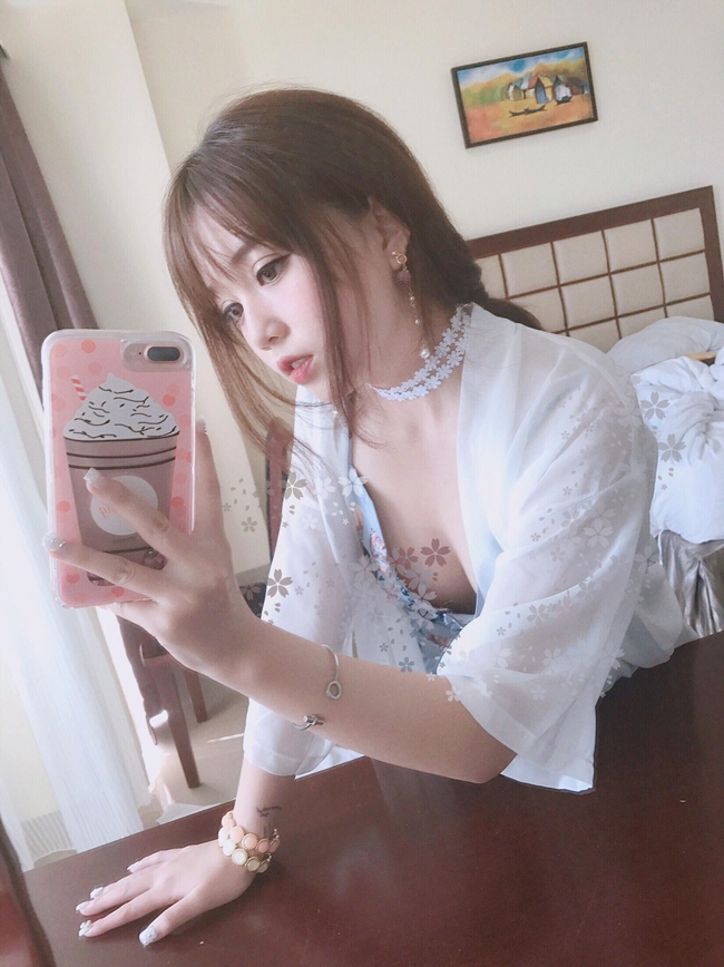 Khi quyết định lựa chọn con đường chơi game kiếm tiền, Linh Ngọc Đàm bị gia đình phản đối quyết liệt vì cô vốn là học sinh giỏi trong suốt những năm học phổ thông. Để chứng minh sự lựa chọn và đam mê trở thành một streamer chuyên nghiệp, người đẹp 9X luôn nỗ lực làm việc.