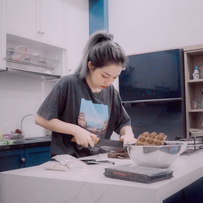 Những khoảnh khắc thường ngày như vào bếp nấu ăn được nữ streamer chia sẻ khiến fan vô cùng thích thú.