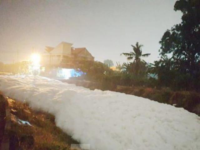 Tin tức trong ngày - Lộ nguyên nhân khiến hàng loạt kênh, suối ở Bình Dương bị phủ "tuyết trắng"