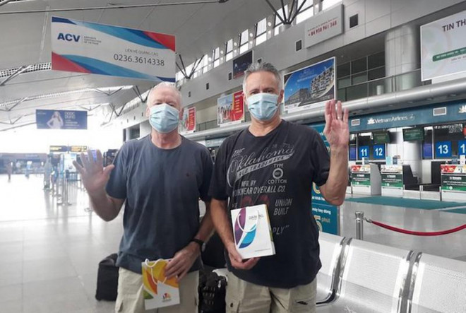 Hai du khách người Anh là bệnh nhân nhiễm Covid-19 số 22 và 23 đang làm thủ tục tại sân bay Đà Nẵng để di chuyển vào TP.HCM, về nước. Tuy nhiên, BN22 dương tính trở lại. (Ảnh: PLO).