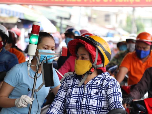Tin tức trong ngày - “Mắt thần” đo thân nhiệt người qua trạm kiểm soát dịch Covid-19 tại phà Cát Lái