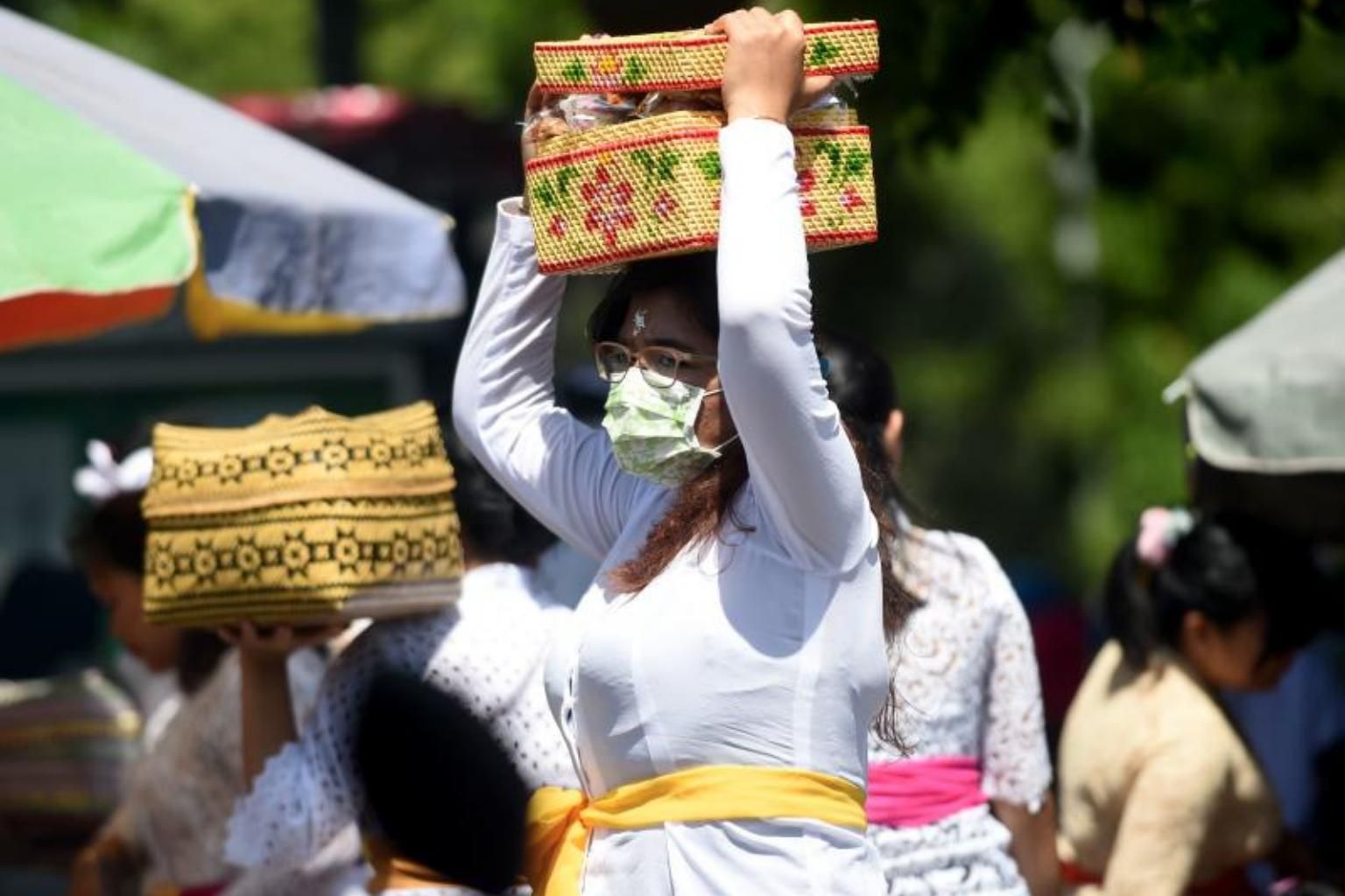 Một người dân đang đeo khẩu trang tại Bali, Indonesia (ảnh: Asia Times)