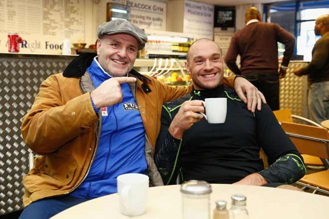 Ông John Fury (trái), cha của Tyson Fury, sẽ thượng đài boxing ở tuổi 55
