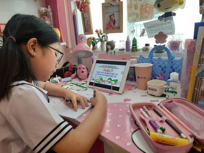 Học sinh Trường Tiểu học Nguyễn Thị Minh Khai (quận Gò Vấp, TP.HCM) học bài tại nhà trong thời gian nghỉ học tránh dịch COVID-19. Ảnh: NTCC