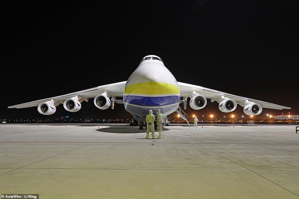 An-225 chờ vận chuyển hàng hóa từ sân bay Trung Quốc.