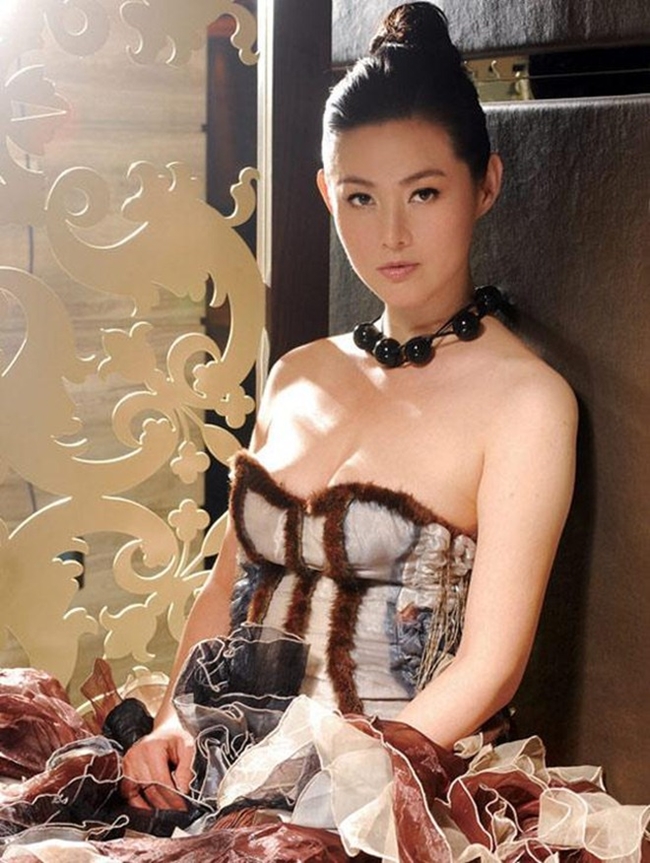 Vương Tư Ý sinh năm 1972 ở Đài Loan, cô bắt đầu làm mẫu từ năm 13 tuổi. Người đẹp họ Vương gây chú ý nhờ vóc dáng đẹp và đôi chân dài. Năm 17 tuổi, Vương Tư Ý lọt top 10 người mẫu hàng đầu ở Đài Bắc. Nhờ chiều cao ấn tượng, cô được giao cho vai Phan Kim Liên trong "Thủy hử".
