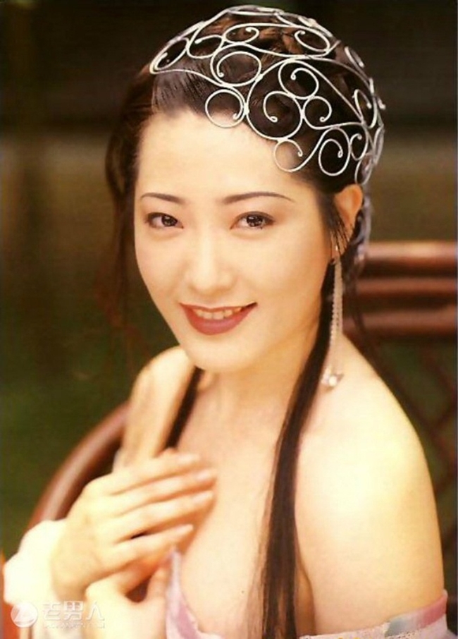 Dương Tư Mẫn đảm nhận vai Phan Kim Liên trong phim &#34;Kim Bình Mai&#34; 1995. Nhờ nhan sắc xinh đẹp, vóc dáng quyến rũ, nữ diễn viên được nhận xét là Phan Kim Liên đẹp, lẳng lơ và gợi tình nhất.