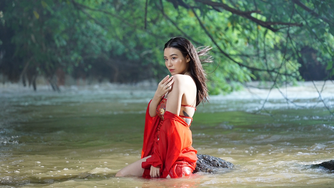 "Nữ hoàng cảnh nóng" Linh Miu gây bất ngờ vì làm điều này trên sóng truyền hình - 5
