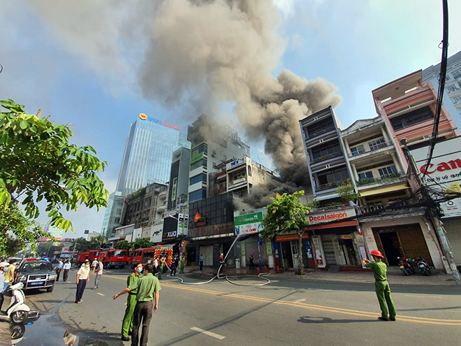 Cảnh sát phong tỏa tuyến đường để triển khai dập lửa