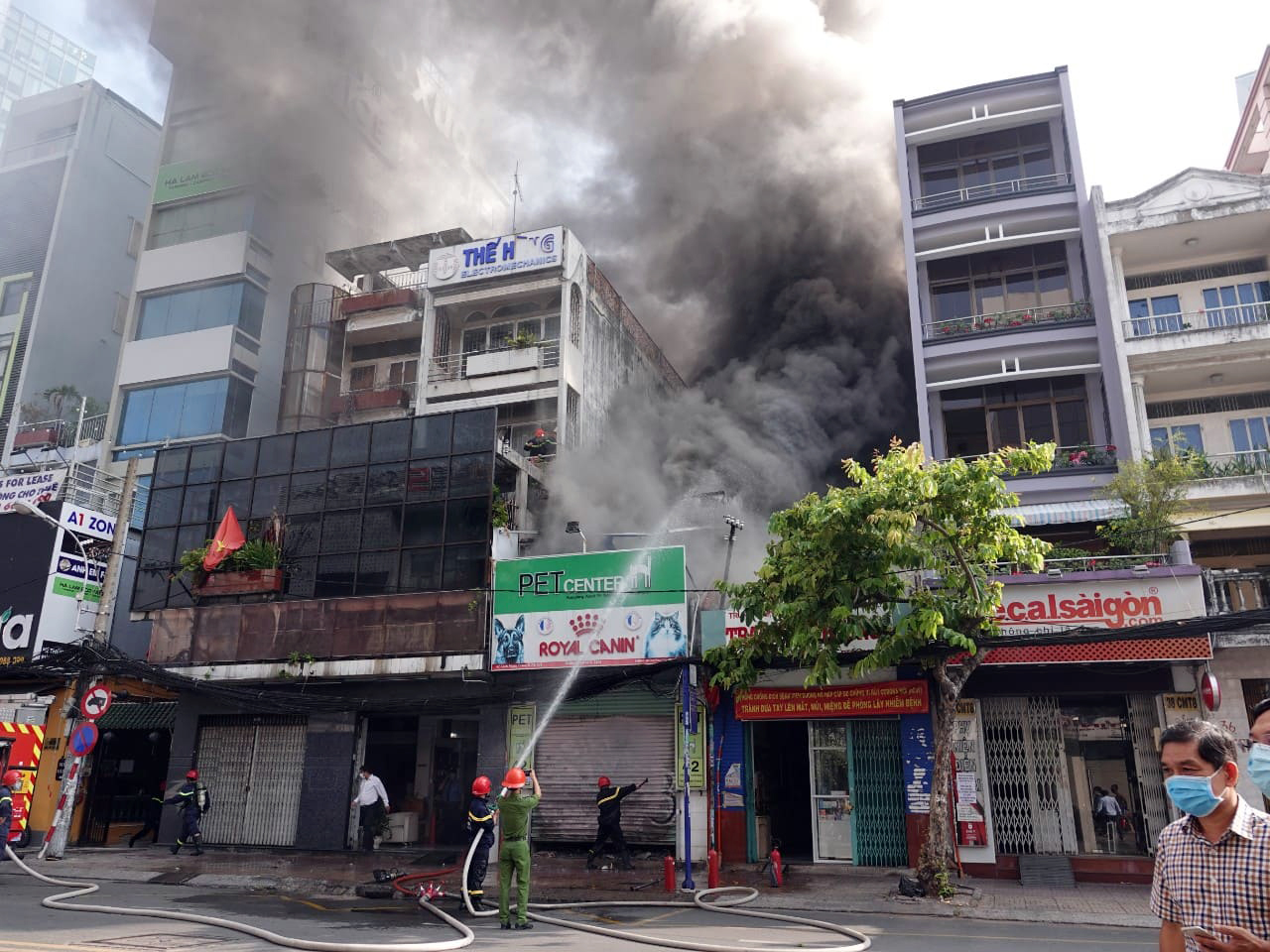 Khói đen bốc lên cuồn cuộn, uy hiếp các nhà dân lân cận